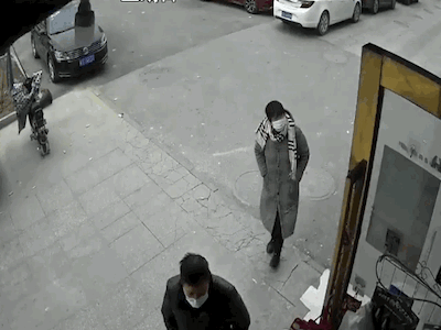 Video: Cả mảng tường chung cư bất ngờ đổ sập cạnh 2 người đi bộ