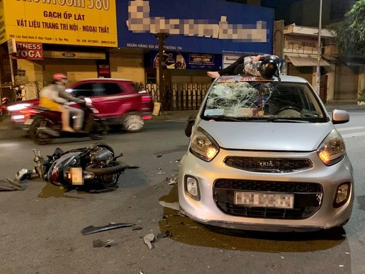 Nam thanh niên văng lên nóc ô tô sau cú đâm trực diện