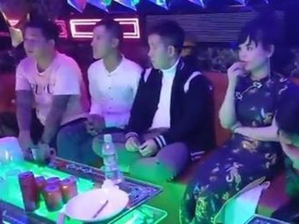 16 nam, nữ thanh niên 'phê' ma túy trong phòng karaoke