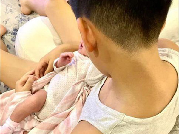 Hà Hồ đăng clip cả gia đình đi chơi, khoảnh khắc lầy lội của Subeo với em gái Lisa 'giật' spotlight cực mạnh