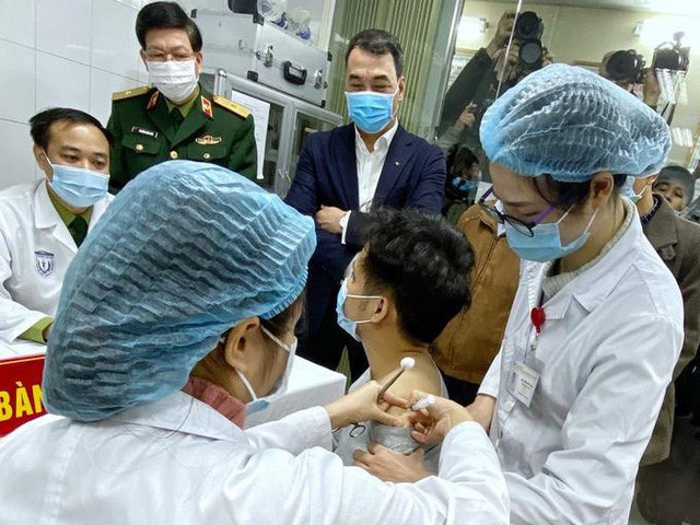 Sau 72 giờ tiêm thử nghiệm vaccine Nanocovax, sức khỏe tình nguyện viên ra sao?