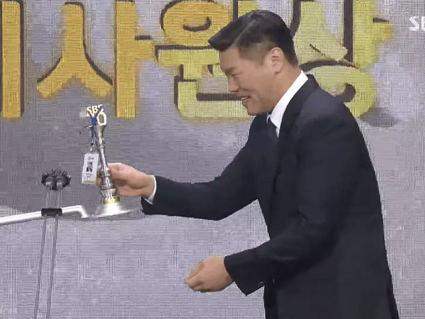 Lễ trao giải ở Hàn Quốc gây sốc khi đưa cúp bằng 'xẻng', dàn sao Running Man chiếm hết spotlight