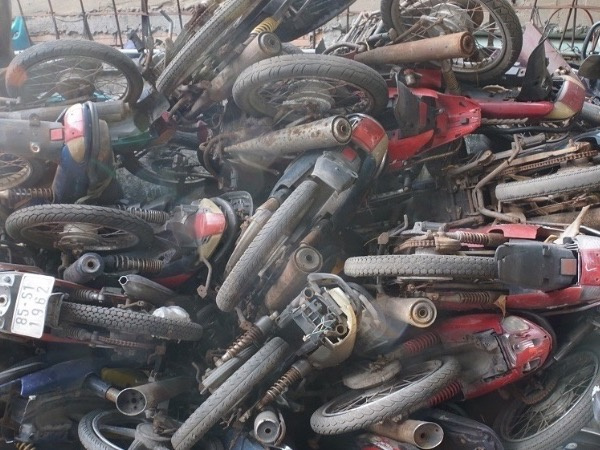 Hàng trăm xe máy rỉ sét, chất đống bên trong bến xe ở Sài Gòn