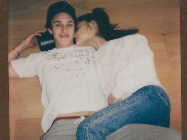 Sau 10 tháng hẹn hò, Ariana Grande khoe được bạn trai kém tuổi cầu hôn bằng nhẫn kim cương cỡ 'khủng'