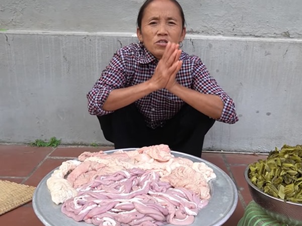 Bà Tân Vlog làm món lòng xào rau dưa rõ là ngon nhưng ai xem cũng lo lúc ăn sẽ chật vật chỉ vì cách thái 'siêu to khổng lồ'