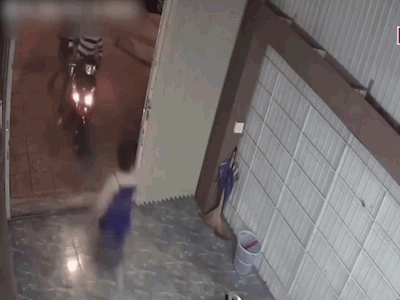 Bị nữ chủ nhà đánh đuổi, 2 tên trộm 'bỏ SH chạy lấy người'