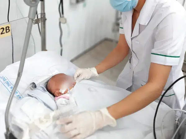 TP.HCM: Người mẹ 18 tuổi đẻ rơi trong nhà vệ sinh bệnh viện rồi mang con bỏ vào thùng rác