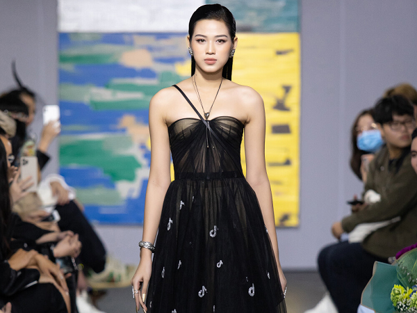 Top 3 HHVN 2020 lần đầu diễn catwalk cùng nhau, Đỗ Thị Hà thần thái cải thiện hơn hẳn