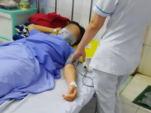 Lời khai người mẹ 18 tuổi đẻ rơi trong nhà vệ sinh bệnh viện: Không biết mình có thai, vứt con vào thùng rác vì... hoảng?