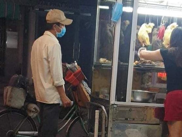 Người đàn ông chần chờ bước vào quán cơm gà 30k để mua hộp cơm 15k, hành động của bà chủ quán khiến nhiều người xúc động.