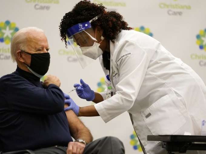 Ông Joe Biden tiêm vaccine Covid-19 trên sóng truyền hình