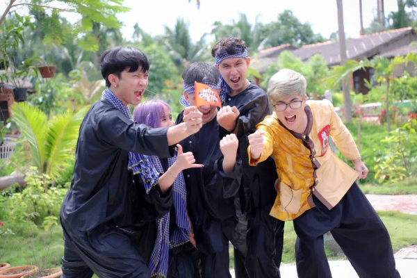 Bùi Anh Tuấn 'quậy' thả ga, lấm lem sình bùn bắt cá cùng nhóm bạn trẻ tại Cần Thơ