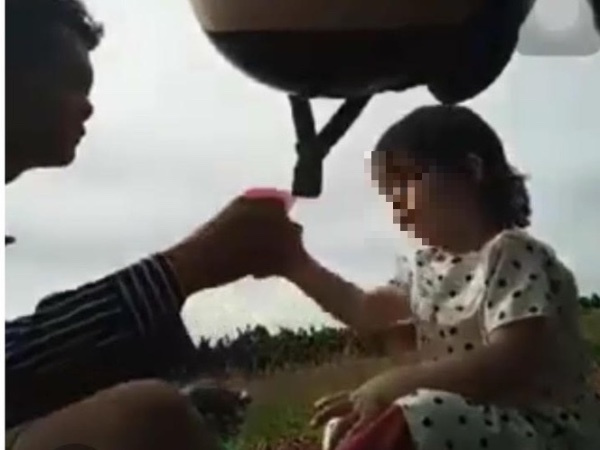 Điều tra nghi vấn bé 3 tuổi bị cha ruột ép 'uống thuốc trừ sâu' rồi livestream