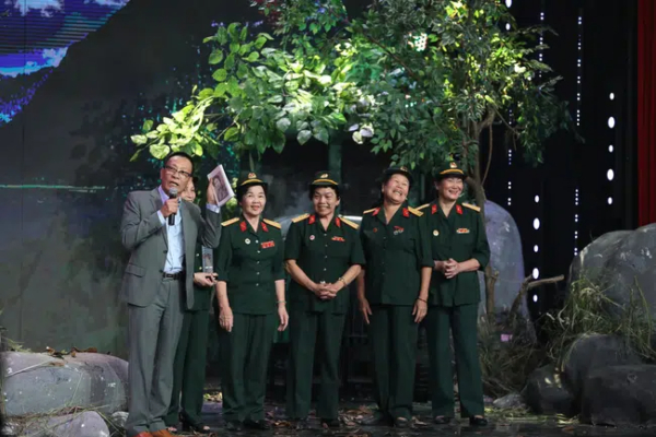 Ký ức vui vẻ: Trung đội nữ lái xe Trường Sơn xuất hiện, MC Lại Văn Sâm nể phục nói câu này
