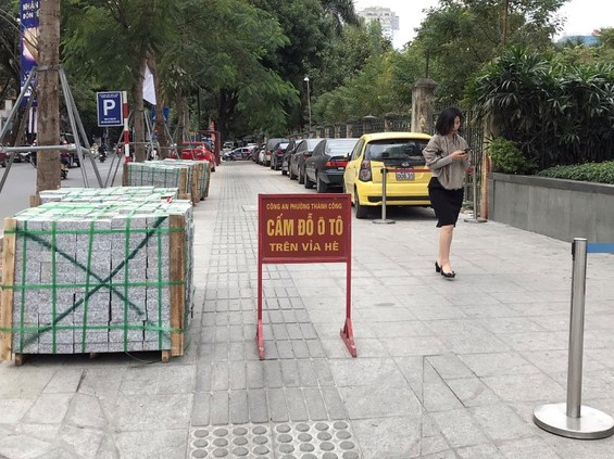 'Vỉa hè lát đá tự nhiên không phải để đỗ ô tô'