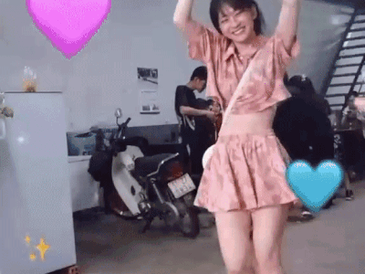 Hot TikToker Lê Bống lại bị soi vóc dáng thật trong clip quay vội của team qua đường