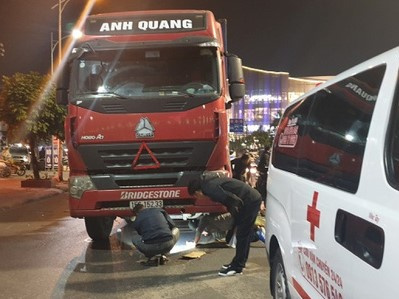 Thai phụ tử vong sau khi va chạm với xe container
