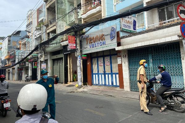 TP.HCM: Quán bún đậu phát ra tiếng nổ lớn, mảng tường bị xé toạc văng ra đường
