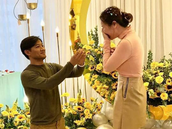 Quý Bình lần đầu hé lộ khoảnh khắc cầu hôn bà xã doanh nhân cách đây 1 năm