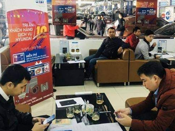 Dân sale ô tô cuối năm: Kẻ tất bật, người ngồi không