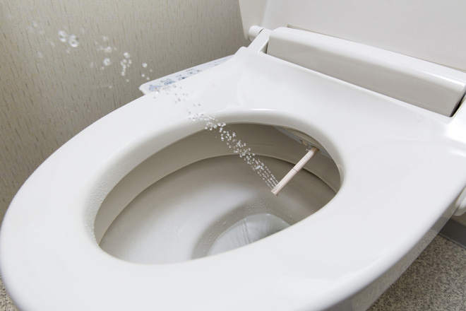 Toilet thông minh của Nhật xịn cỡ nào: Tự động mở nắp bồn cầu, tích hợp vòi xịt, tạo tiếng nước xả át đi 'tiếng động lạ' khi đi vệ sinh