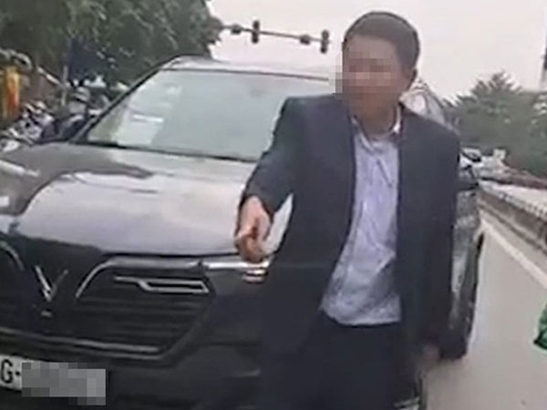 Tài xế ô tô say xỉn định rời khỏi hiện trường sau va chạm giao thông