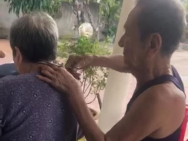 Bà ốm nằm viện, ông viết thư tay động viên và giọt nước mắt, cái ôm thật chặt ngày gặp lại