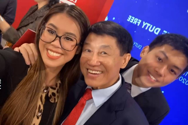 Được ngày cả gia đình tỷ phú Johnathan Hạnh Nguyễn rủ nhau thả ảnh lên cõi mạng, visual đỉnh cao gây chấn động