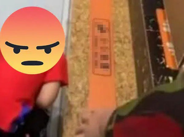 Bé trai 6 tuổi làm điều đáng xấu hổ còn tỏ thái độ thỏa mãn trong nhà vệ sinh nữ, phản ứng của người mẹ càng khiến ai nấy 'nóng mặt'