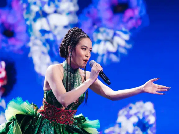 Hoàng Thùy Linh ngồi bệt trên sân khấu, thần thái đỉnh cao thế nào mà được ngợi ca là 'mỹ nữ dân gian'