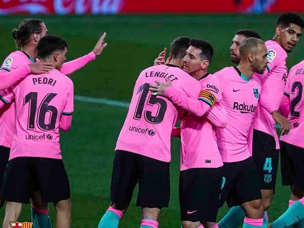 Messi qua mặt 'Vua bóng đá' Pele, Barca bỏ túi 3 điểm