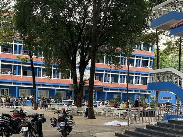 Nam thanh niên rơi từ lầu 4 trường đại học tử vong