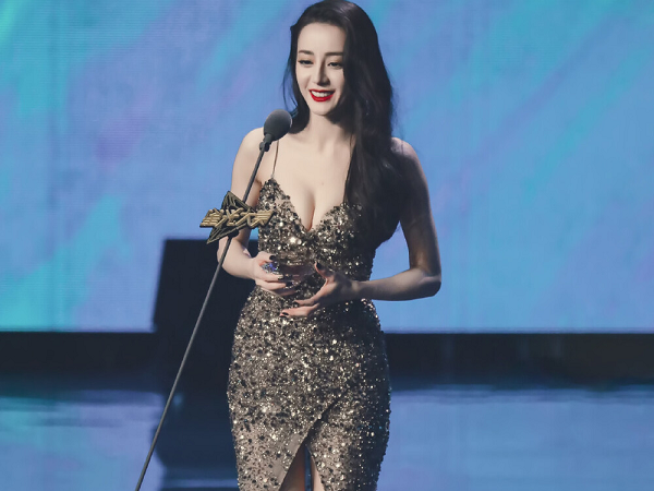 Địch Lệ Nhiệt Ba thích làm màu: Khoe vòng 1 cho cố rồi lấy tay che 'hời hợt'