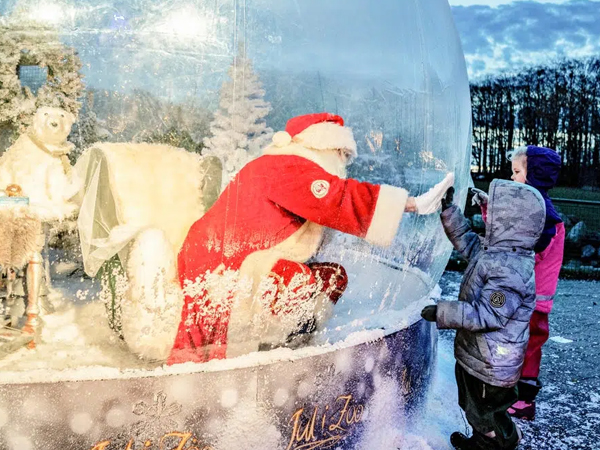 Khi mùa Noel vẫn trùng mùa dịch Covid-19: Nhìn ảnh để thấy thế giới thực sự đang đón một Giáng sinh kỳ lạ nhất từ trước đến nay