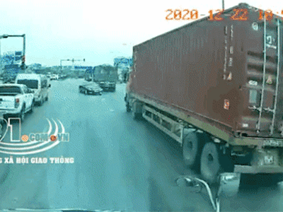 Khoảnh khắc ô tô con lao ngược chiều, tông kinh hoàng vào xe container