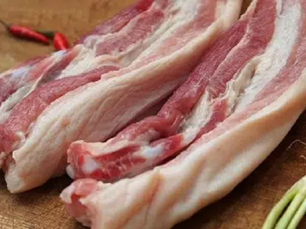 Luộc thịt bằng nước lạnh hay nước sôi mới đúng?