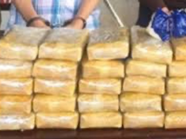 Nghệ An: Chặn bắt xe tải chở hơn 100 bánh heroin và nhiều bao tải ma túy đá