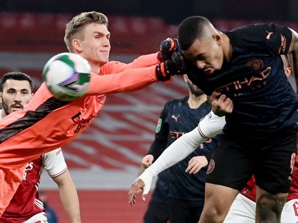 Bị CĐV lăng mạ, thủ thành của Arsenal phải khóa gấp tài khoản twitter