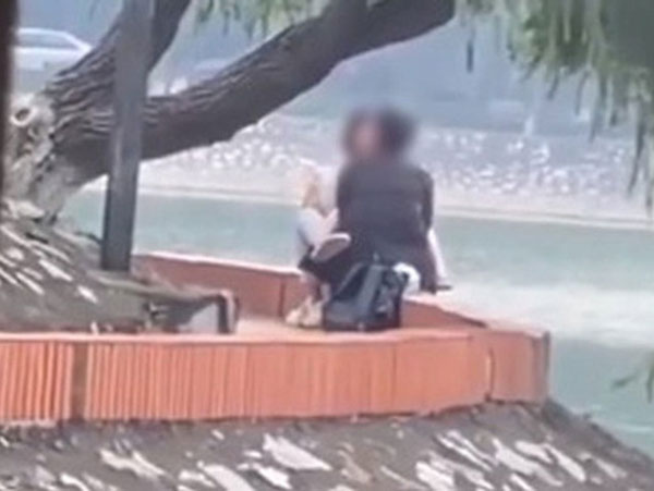 Rét cắt da cắt thịt, cặp đôi vẫn lôi nhau ra công viên chơi trò 'đấu vật' khiến dân tình nóng mắt, cộng đồng mạng hô hào quyên góp cho '2 tiếng nhà nghỉ'