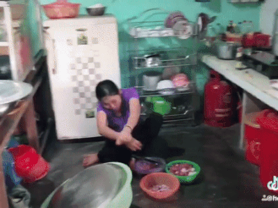Nữ du học sinh Nhật bất ngờ về nước, biểu cảm của cha mẹ khiến không ai cầm được nước mắt