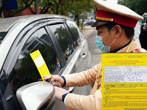 Hiểu đúng việc CSGT dán thông báo vi phạm lên kính ô tô