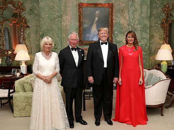 Ông Trump bị nghi photoshop ảnh Noel cuối cùng ở Nhà Trắng