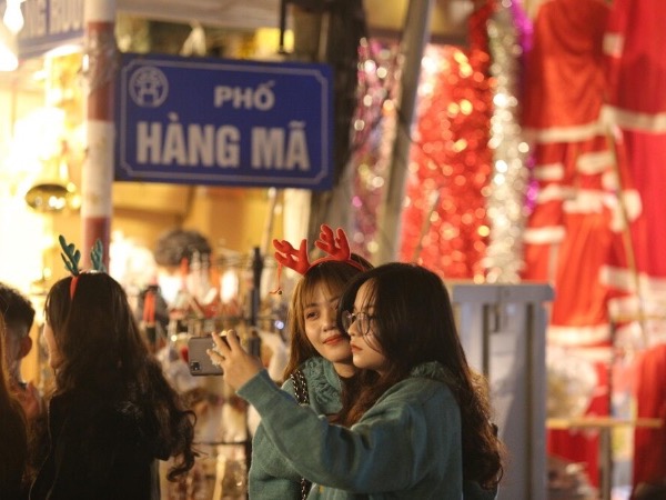 Hàng nghìn người Hà Nội đổ về nhà thờ lớn trong đêm Noel, nhiều người 'quên' đeo khẩu trang