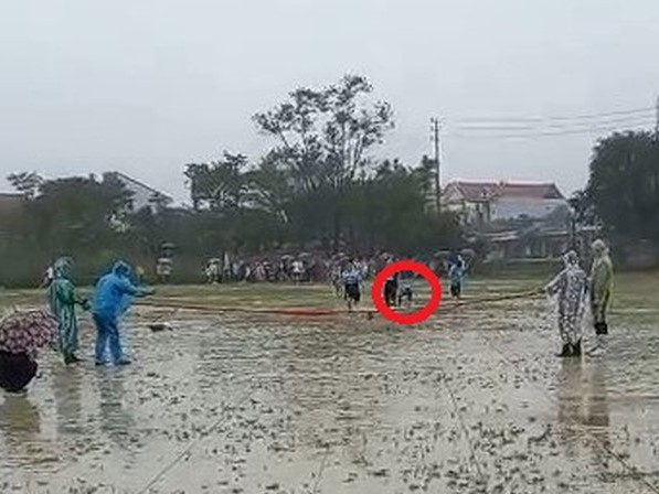 Để học sinh thi đấu hội khỏe dưới trời mưa rét, Trưởng phòng giáo dục phải giải trình