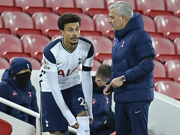 Dele Alli tỏ thái độ khi rời sân, bị HLV Mourinho chỉ trích thậm tệ