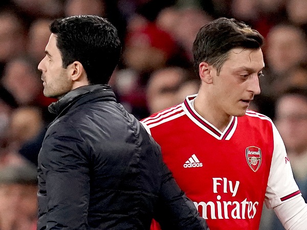 Arsenal khủng hoảng trầm trọng, Oezil gửi thông điệp đến Arteta