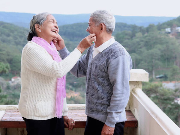 Hạnh phúc viên mãn trong bộ ảnh đi khắp Đà Lạt của đôi vợ chồng U70
