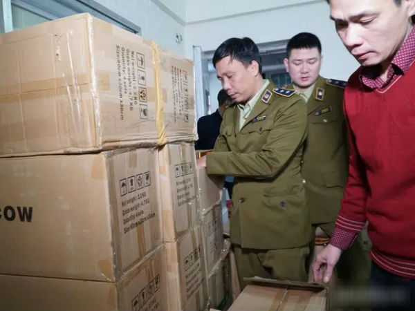 Hà Nội: Triệt phá cơ sở sản xuất rượu 'rởm' gắn mác rượu ngoại chuẩn bị bán ra dịp Tết