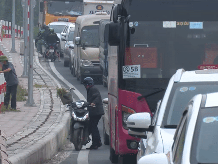 Video: Liều mạng đi vào vành đai 3, xe máy quay đầu bỏ chạy khi bị CA xử lý