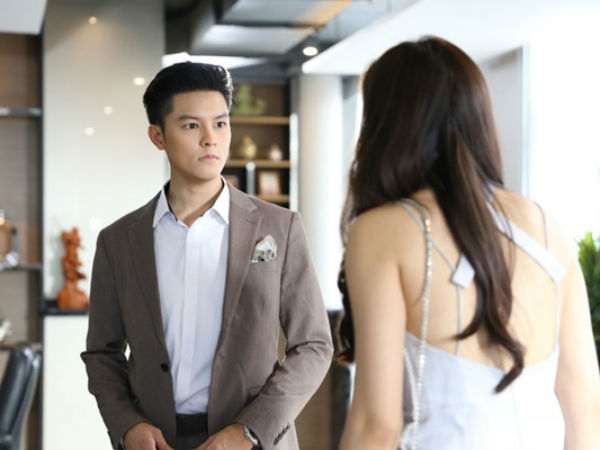 Rời khỏi tòa án, vợ cũ dúi vào tay chồng cũ một con rối gỗ nhỏ kèm câu nói nhẹ bẫng nhưng đủ khiến anh ta hoảng loạn 'đứng không vững'